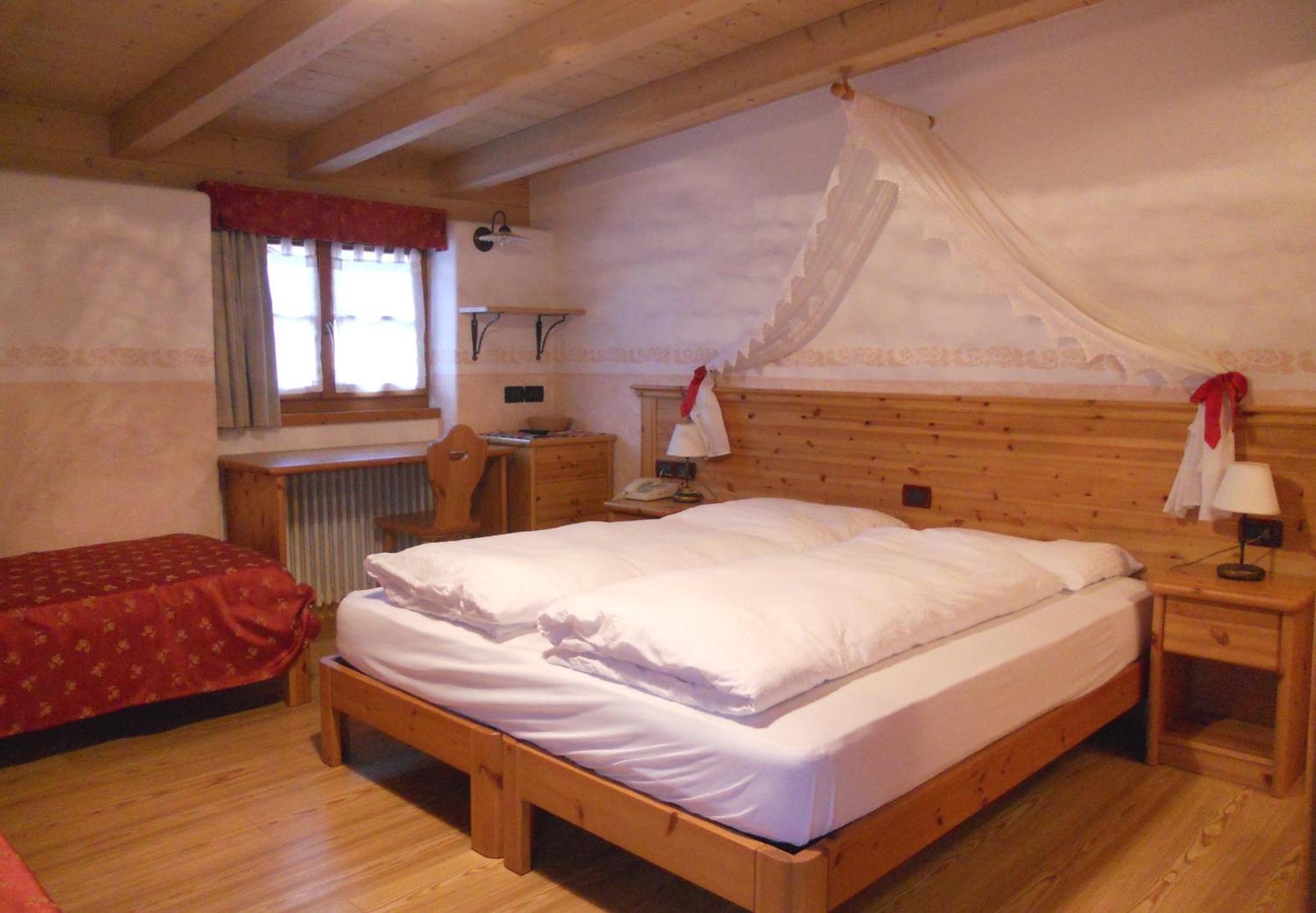 Hotel Garni Salvanel Cavalese Bagian luar foto