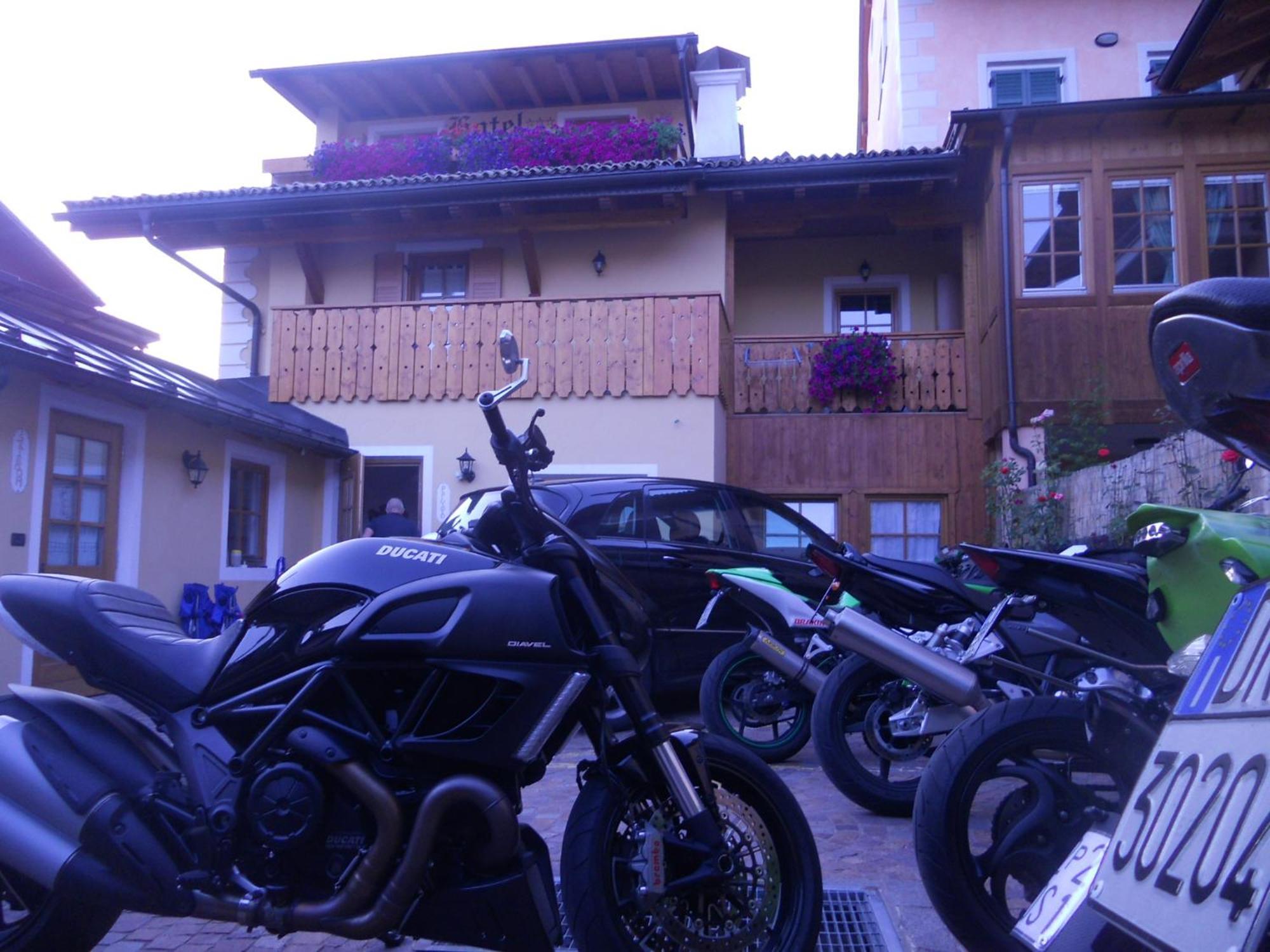 Hotel Garni Salvanel Cavalese Bagian luar foto